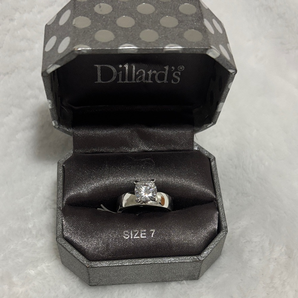 Silver tone Ring with Diamond like Stone
Size 7